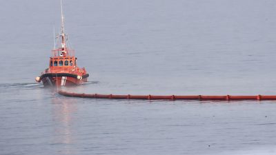 Continúba esta tarde de sábado la colocación de la boya flotante para delimitar la zona que separa Ceuta de Marruecos, en la playa del Tarajal.