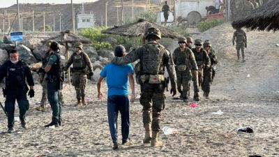 Militares acompañan a migrantes en Ceuta hasta la frontera de El Tarajal.