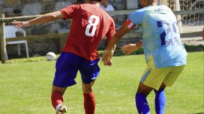 El jugador del CD Teruel peleando un balón ante el jugador del Petro Luanda
