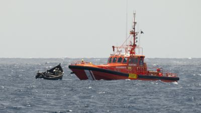 El buque de Salvamento Marítimo Salvamar Al Nail rescatando una patera en costas españolas.