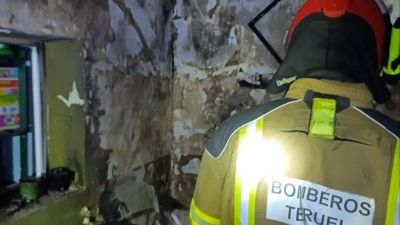 Un efectivo de los bomberos de la DPT trabajando en el inmueble afectado