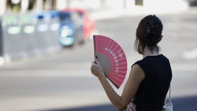 Una joven se abanica este martes en Madrid.