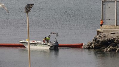 Continúan los trabajos para la colocación de la boya flotante para delimitar las aguas jurisdiccionales de la playa del Tarajal de Ceuta que la separa a Marruecos.