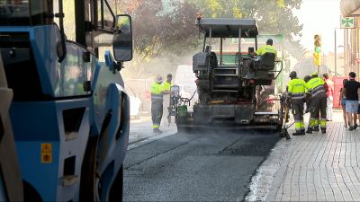 Las máquinas trabajan para mejorar el firme de calles y avenidas de Zaragoza en una nueva Operación Asfalto.