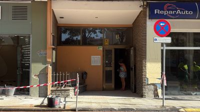 El portal número 2 de la plaza Santa Clara ha vuelto a abrir sus puertas para el regreso de los vecinos.