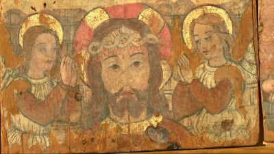Los vecinos de Cosa, un municipio turolense de menos de 70 habitantes, ya pueden admirar de nuevo el retablo de San Cristóbal en la Iglesia de la Asunción de Nuestra Señora. La obra, una de las piezas patrimoniales más importantes de la localidad, vuelve a su lugar original después de más de 20 años fuera del templo. Un proceso de restauración realizado por la Fundación Santa María de Albarracín, dentro de sus cursos de esta disciplina, ha permitido recuperar una pieza de gran valor histórico y artístico.Los trabajos de restauración ha revelado el valor de estas tablas gótico-renacentistas.