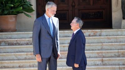 El Rey VI junto a Juan Jesús Vivas Lara, presidente de la Ciudad Autónoma de Ceuta, en el Palacio de Marivent, en Palma de Mallorca.