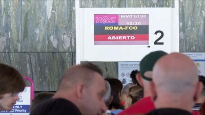 Viajeros hacia Roma en el aeropuerto de Zaragoza.