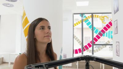 A través de Youtube y redes sociales, divulga sobre ciencia y tecnología
