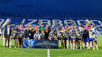El Real Zaragoza posa con el trofeo Carlos Lapetra