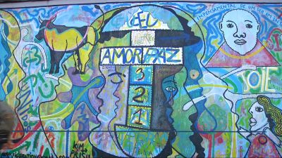 Nuestro archivo viaja hasta 2018, con Aragoneses por el mundo, para conocer la East Side Gallery, el tramo más largo conservado del muro y hoy una impresionante galería de arte al aire libre.