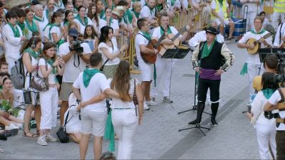 Roberto Ciria ha dedicado una jota a una pareja después de que el novio le pidiera matrimonio antes de la actuación de los Danzantes.