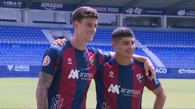 Diego Collado y Agustín Juárez, con la camiseta de la SD Huesca