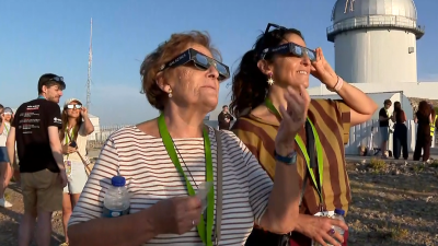 Dos mujeres viendo el eclipse.