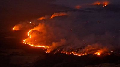 Así avanzaban las llamas en la noche de este miércoles en el incendio de Las Peñas de Riglos