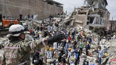 Una rescatista del Ejercito da indicaciones a un grupo de voluntarios que realiza labores de búsqueda en Pereira (Colombia).