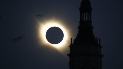 El eclipse junto al Pilar, una estampa que ha dado la vuelta al mundo.