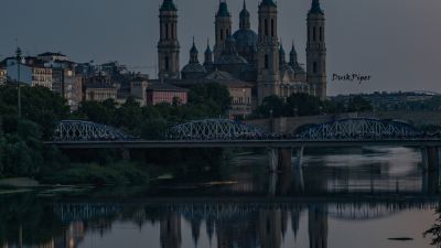 El eclipse solar total sobre la basílica del Pilar y reflejado en el Ebro, la imagen del Día de la NASA