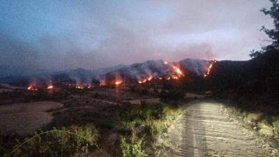 El incendio se ha reavivado en la cola, cerca de la orilla del embalse de La Peña.