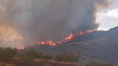Las llamas del incendio de Almonacid de la Sierra vistas desde Alpartir.
