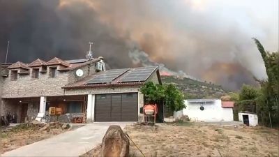 Trabajos de extinción en poblaciones cercanas al incendio de las Peñas de Riglos