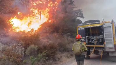 Operativo de extinción en el incendio de Las Peñas de Riglos. / Infoar