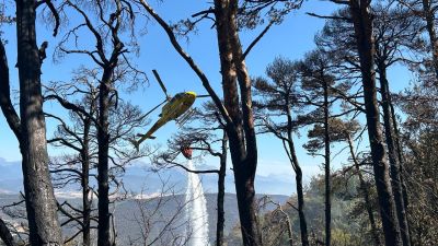 Labores de extinción en el incendio de Las Peñas de Riglos.