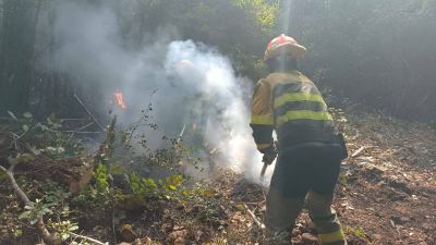 Bomberos en las labores de extinción de Las Peñas de Riglos