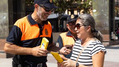 Voluntarios de Protección Civil informan a los paseantes sobre la ola de calor en la Plaza del Pilar.
