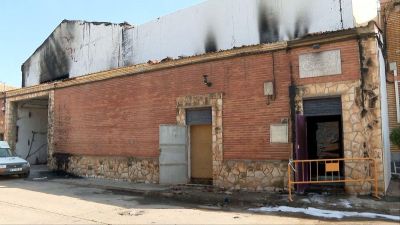 Los bomberos han tenido que intervenir de nuevo en un conato de incendio que se ha reactivado en el taller de Calatorao en el que este martes fallecieron dos personas.