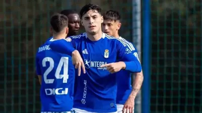 Joaquín Delgado celebra un gol con el Real Oviedo.