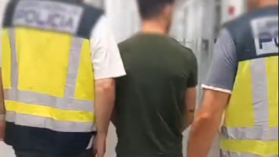 El detenido, de 24 años, tras ser detenido y acusado de tentativa de homicidio es trasladado por agentes de la Policía Nacional.