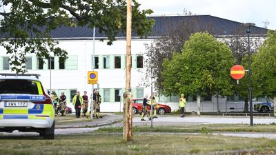 Coche de policía frente a la escuela donde tuvo lugar el suceso.