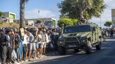 Migrantes esperan en una cola, a 24 de agosto de 2026, en Ceuta (España).