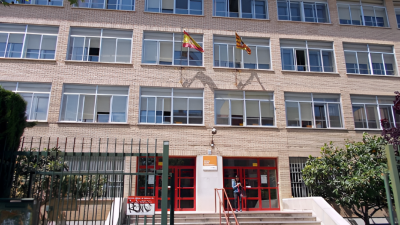 Una joven en la entrada a la Escuela Oficial de Idiomas nº1 de Zaragoza.