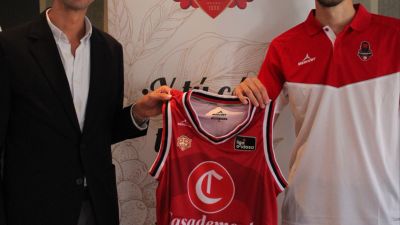 Guillem Vives posa con la camiseta en su presentación