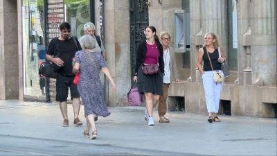 Varias personas pasean por el centro de Zaragoza.