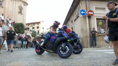 Las calles de Alcañiz se llenan de aficionados a las motos.
