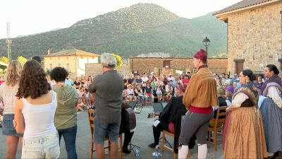 Los vecinos afectados por el incendio se han reunido en Santa María de la Peña.