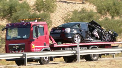 Una grúa retira uno de los vehículos implicados en el accidente.