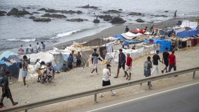 Centenares de migrantes acampan en la playa del Trampolín, a 3 de septiembre de 2026, en Ceuta (España).