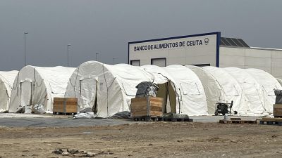 El Gobierno ha comenzado este sábado a acondicionar una explanada en el Muelle de Poniente de Ceuta para la instalación de tiendas de campaña.