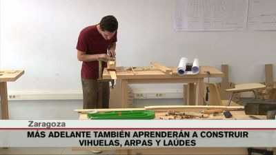 En septiembre de 2015, abrió sus puertas la Escuela de Violeros de Zaragoza. El programa Aragón en Abierto la visitó para mostrar cómo los alumnos construían guitarras españolas.