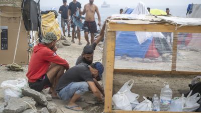 Varios inmigrantes acampados en la playa, a 5 de septiembre de 2026, en Ceuta (España).