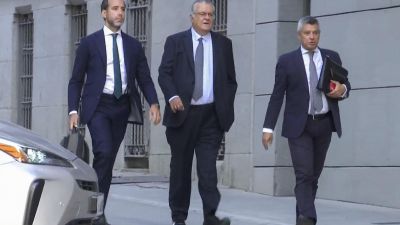 El presidente de Plus Ultra, Julio Martínez Sola, en el centro de la imagen, a su llegada a la Audiencia Nacional