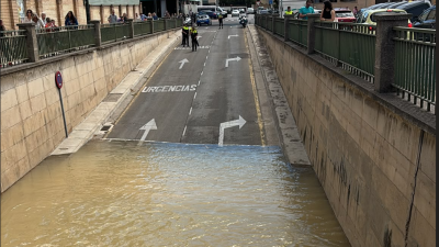 Estado en el que ha quedado el puente de acceso a las urgencias del Servet tras la rotura de una tubería.