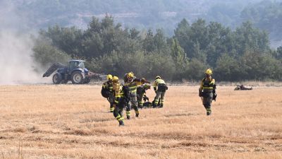 Imagen de archivo: bomberos trabajan en las labores de extinción de un incendio forestal, a 14 de agosto de 2026, en Las Peñas de Riglos, Hoya de Huesca, Huesca, Aragón (España).