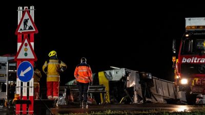 Equipos de emergencia recuperan un autocar turístico neerlandés tras un accidente en Susch, cantón de los Grisones (Suiza).