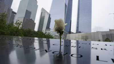 Una flor puesta en el Monumento y Museo Nacional del 11 de Septiembre en Nueva York (Estados Unidos).