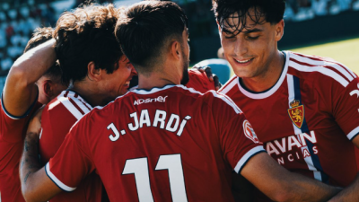 Los jugadores del Real Zaragoza celebran uno de los goles.